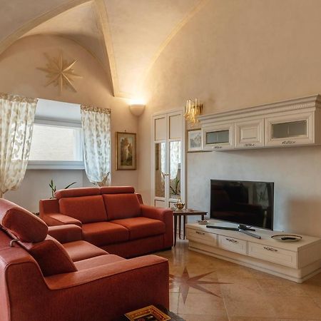 Palazzo Altieri Elegant Apartment روما المظهر الخارجي الصورة