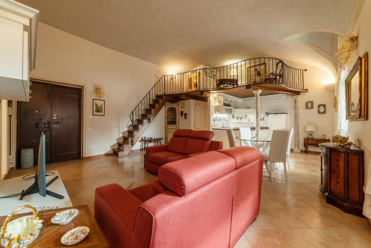 Palazzo Altieri Elegant Apartment روما المظهر الخارجي الصورة