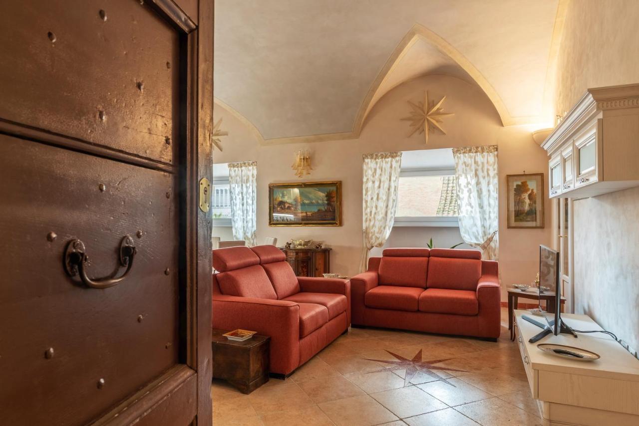 Palazzo Altieri Elegant Apartment روما المظهر الخارجي الصورة