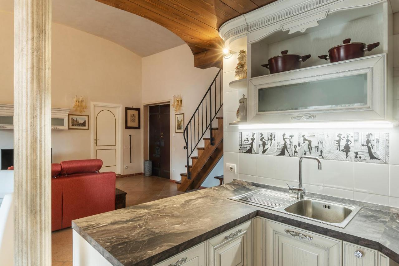 Palazzo Altieri Elegant Apartment روما المظهر الخارجي الصورة
